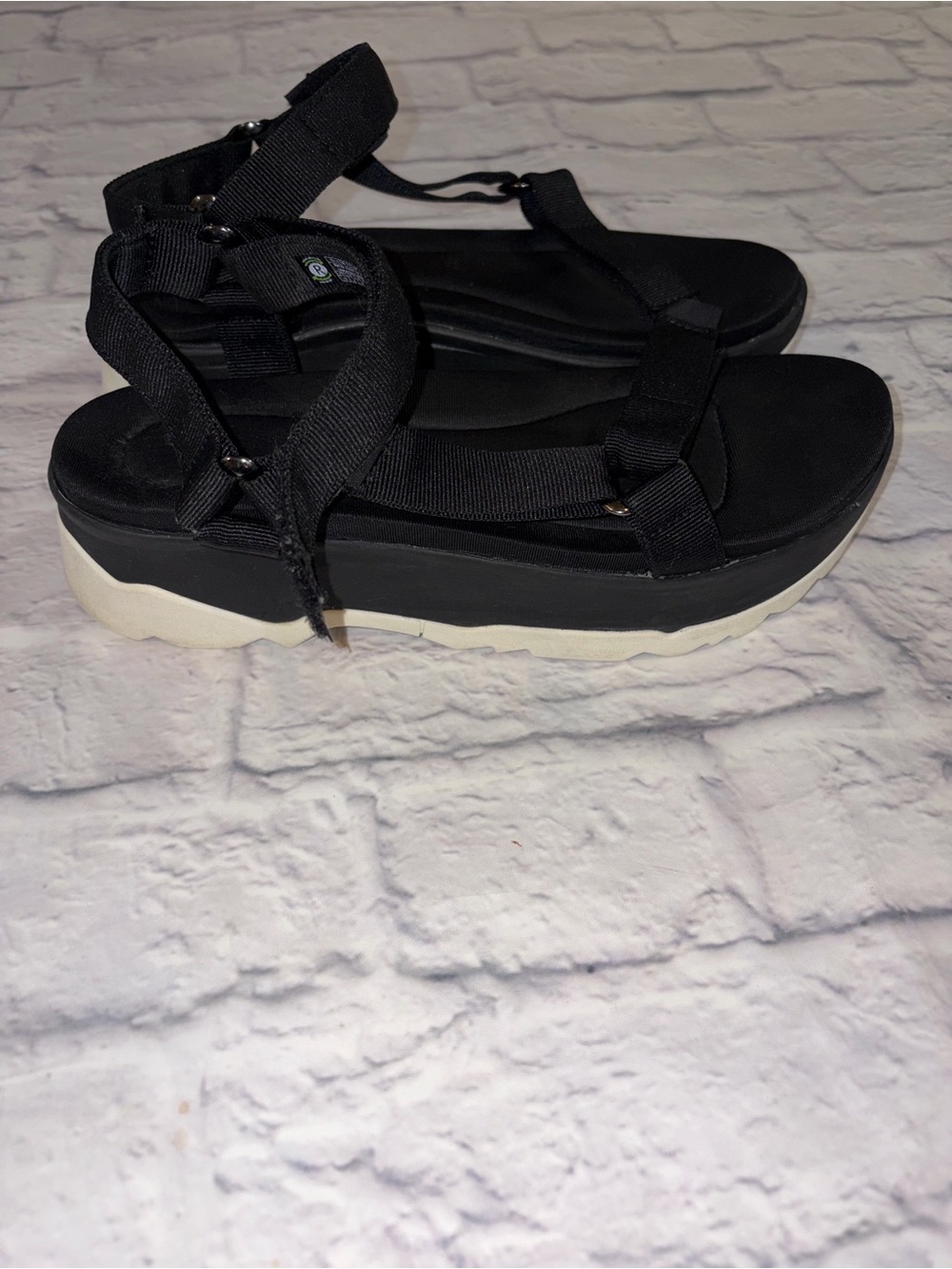 TEVA Jadito Universal Sandal. Black/White. Size 10